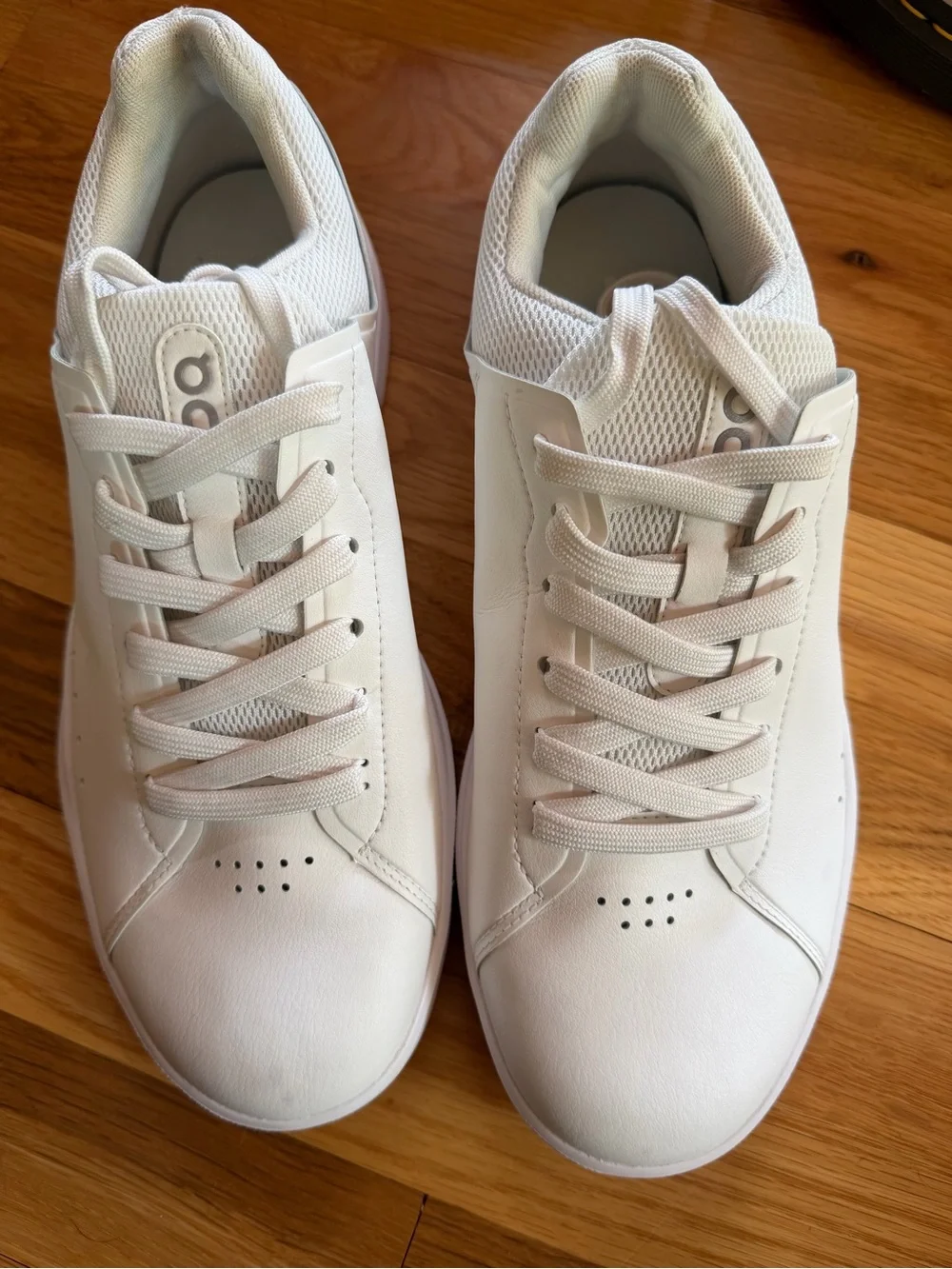 On Running THE ROGER Advantage Tennis Sneaker